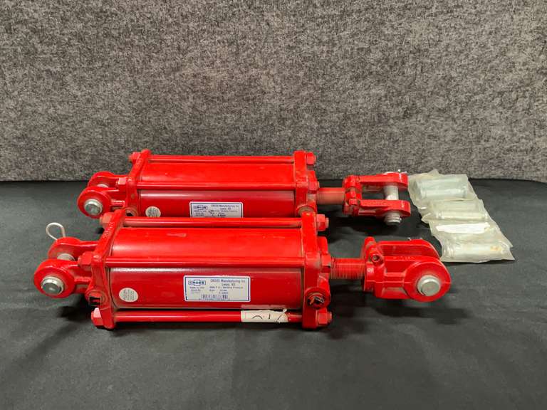 2 Hydraulic Rams with Pins 777 Auction Company