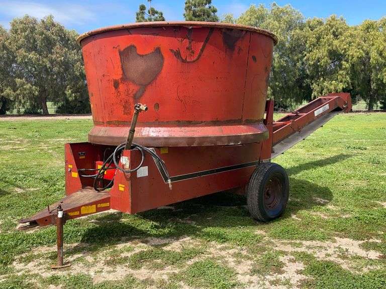 Farmhand Tub Grinder/Mixer 777 Auction Company