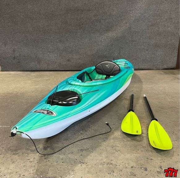 1 Person Sit In Pelican Mustang 100X Kayak & 2 Oars 777 Auction Company