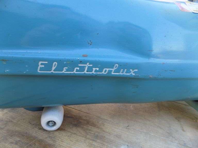 Electrolux vacuum, lamp, garbage can, and monitor/VCR AAA Auction and