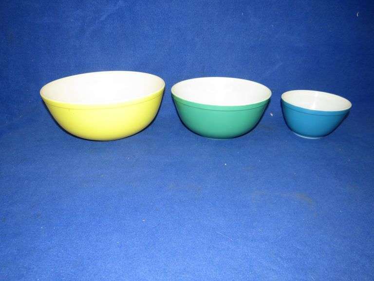 Three Pyrex mixing bowls. Green one has a small chip. AAA Auction and