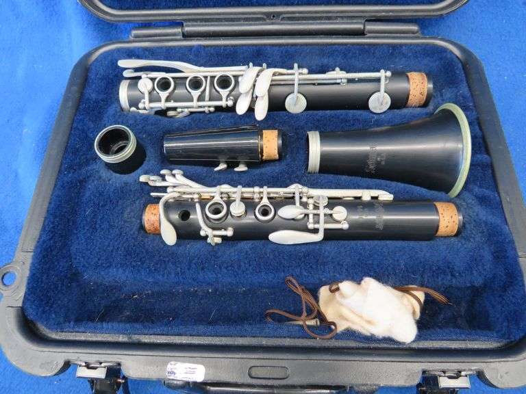 Selmer 1400 in original hard side case. All cork seals appear