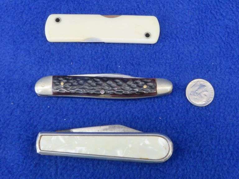 Three collectible folding knives Melody House Colonial Providence. USA
