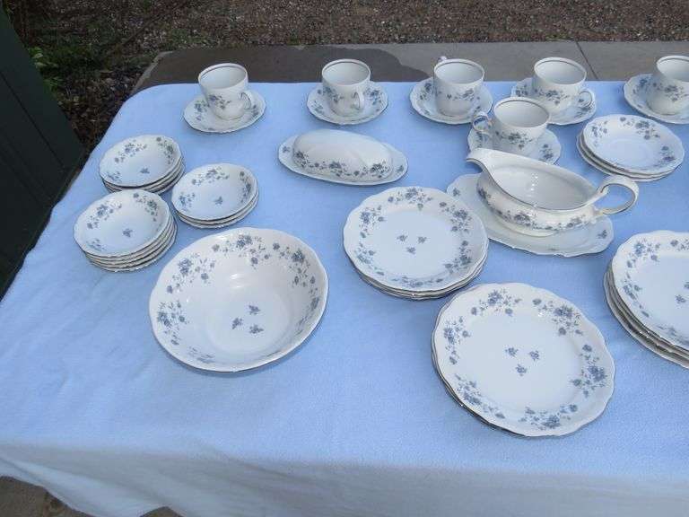 Nearly complete set of Haviland china. Service for 12. AAA Auction