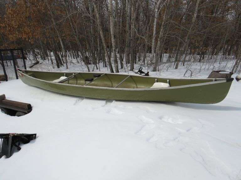 17foot fiberglass Sawyer canoe "The Oscoda" in excellent condition