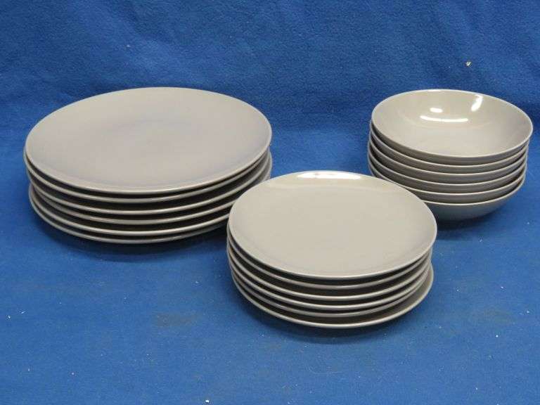 18piece set of plates and bowls from Amazonbasics AAA Auction and Realty