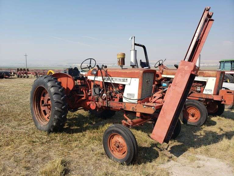 1965 Farmall 504 tractor w/ Shaver HD10 hyd. post pounder