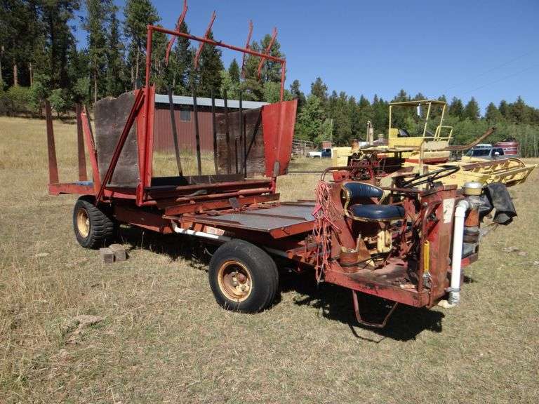 NH self-propelled bale wagon, early model