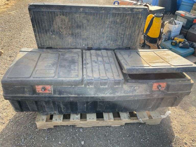 Pallet #3 Vinyl Tool Box w/ Cattle Clipping & Showing Equipment
