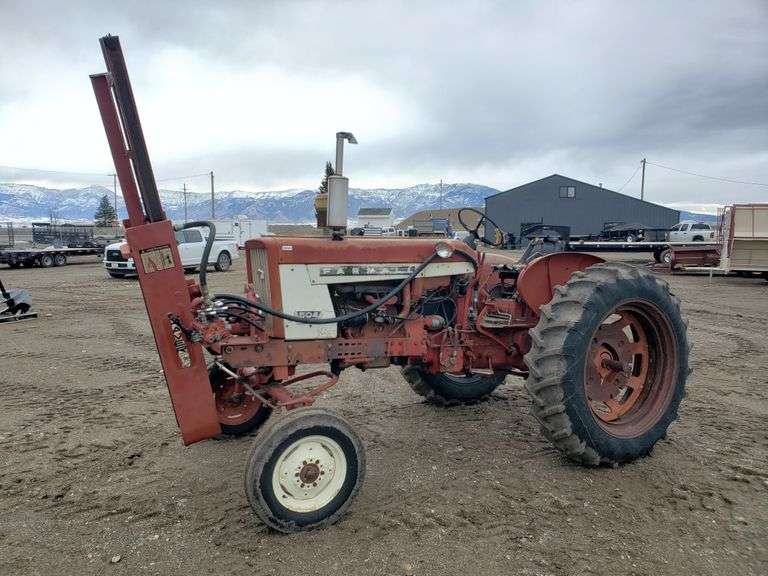 1965 Farmall 504 tractor w/ Shaver HD10 hyd post pounder