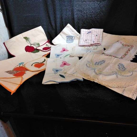 Vintage linens including tea towels, potholders & runners, 12 pieces