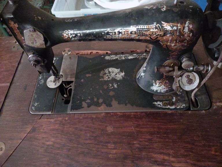 Antique pedal Singer sewing machine Lil Dusty Online Auctions All