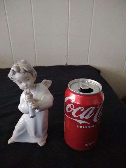 Llardo angel 6" tall small chip in the toes