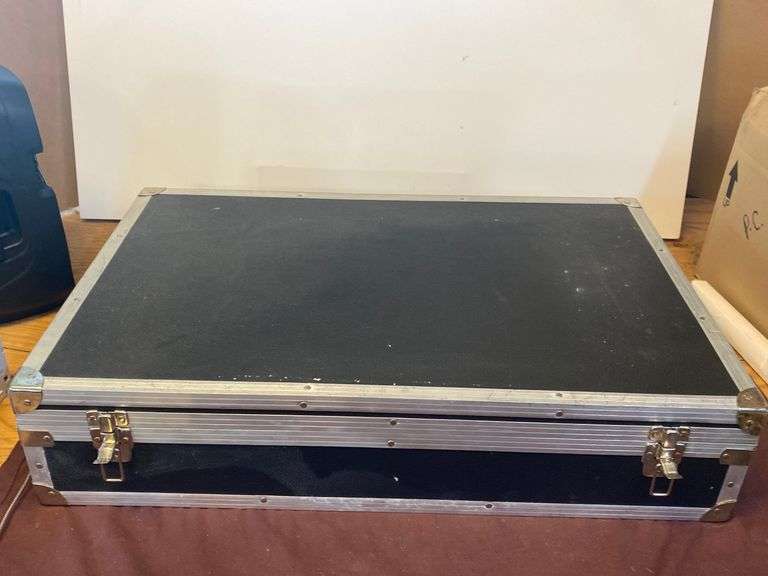 Musician’s instrument travel case 4 latches, outer dimensions 32” x