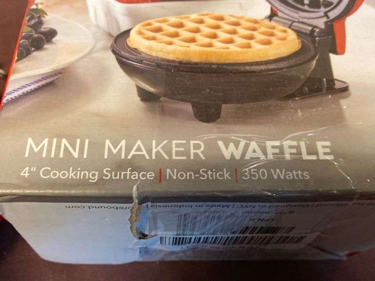 Dash mini waffle maker (crack in top, doesn’t affect use) Lil Dusty