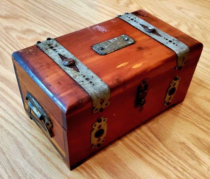 Pretty Treasure Chest Dresser Jewelry Box 9" x 5" Lil Dusty Online Auctions All Estate