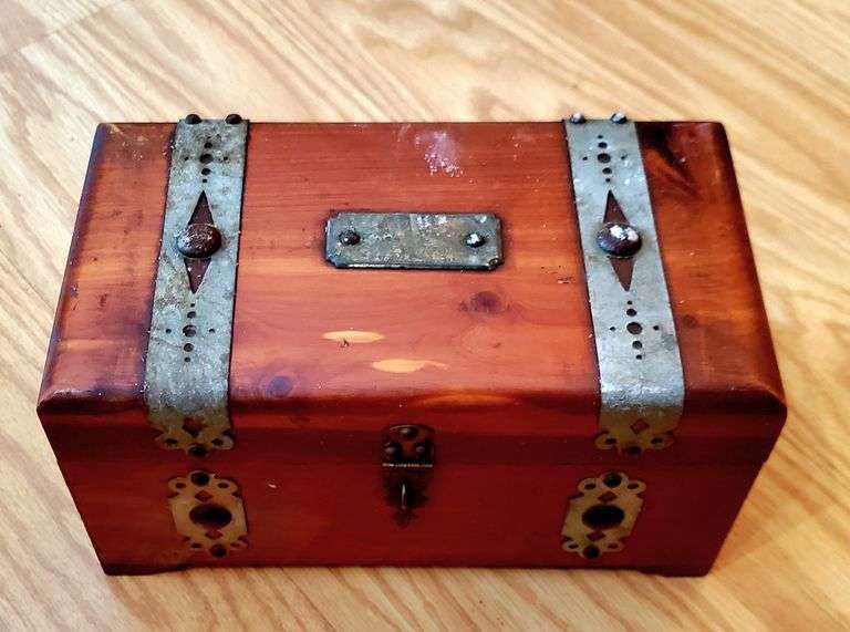 Pretty Treasure Chest Dresser Jewelry Box 9" x 5" Lil Dusty Online Auctions All Estate