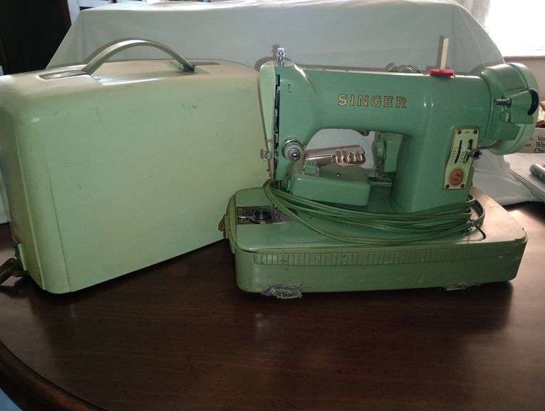 Vintage Singer sewing machine with cover Lil Dusty Online Auctions