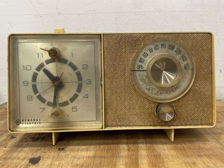 General Electric solid state clock radio with alarm. 3b Lil Dusty