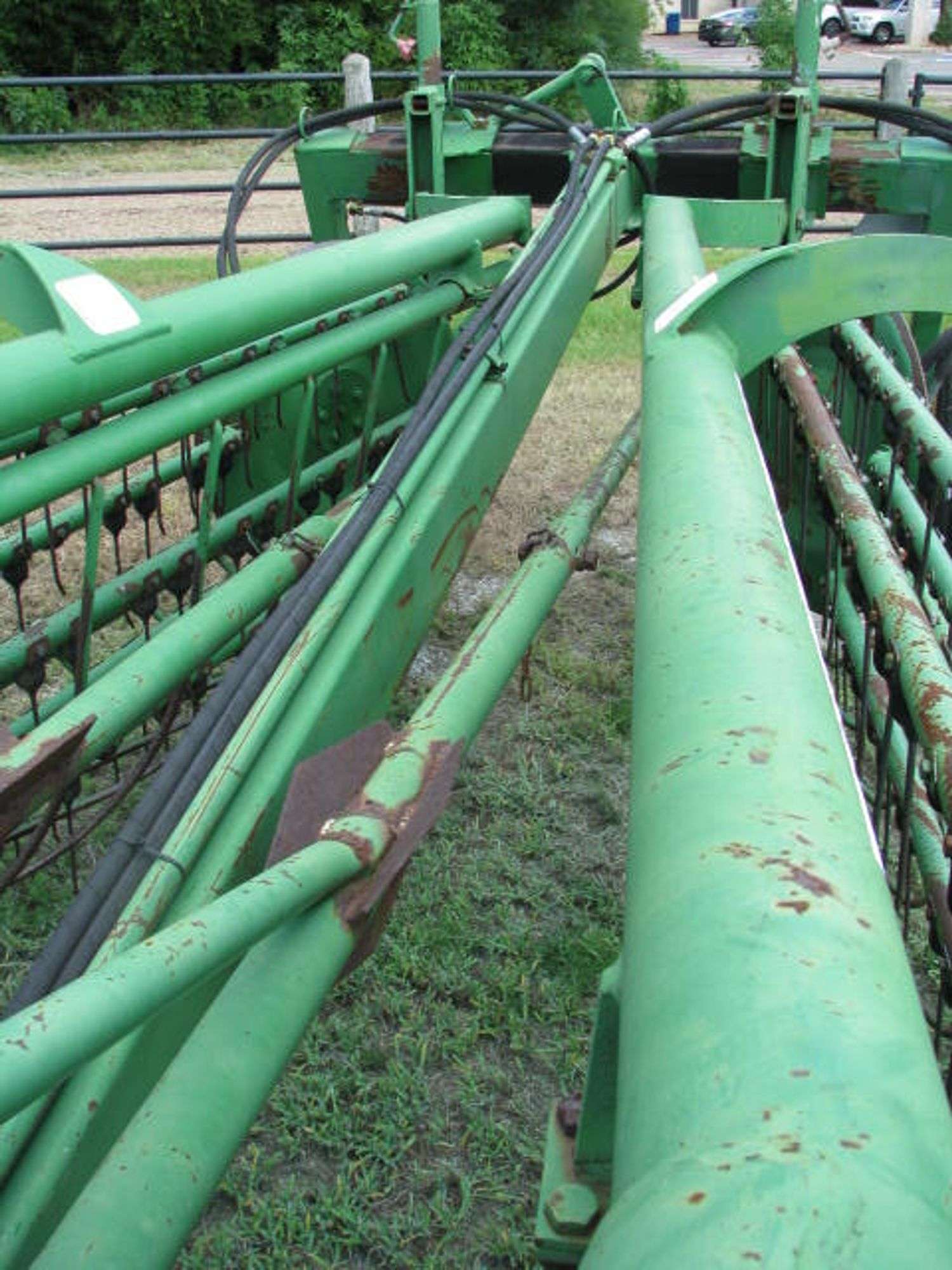 JOHN DEERE 700 HYDRAULIC HAY RAKE - Auctioneer Express, image size:1500x2000