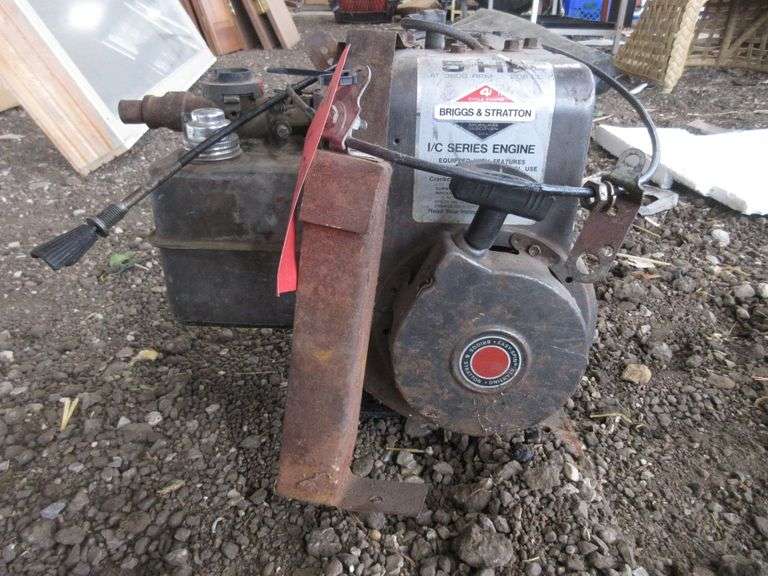5 HP Brigg & Stratton Engine - Albrecht Auction Service