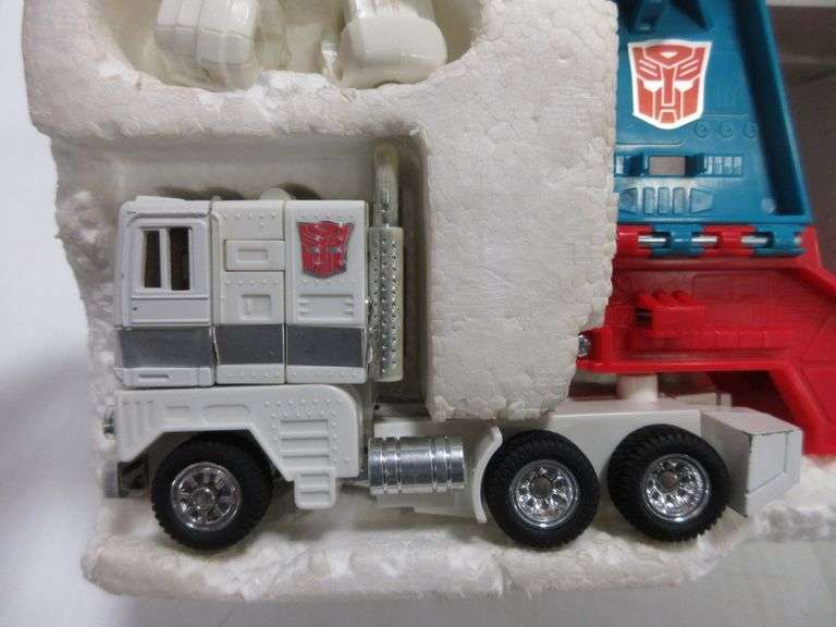 Original Transformers Optimus Prime Car Carrier to Robot and Back