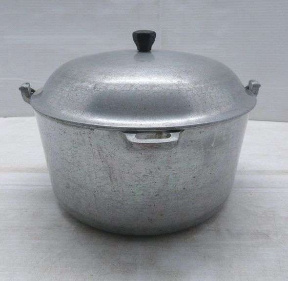 Old Majestic Cookware Dutch Oven with Lid with Wire Bale Handle, Cast