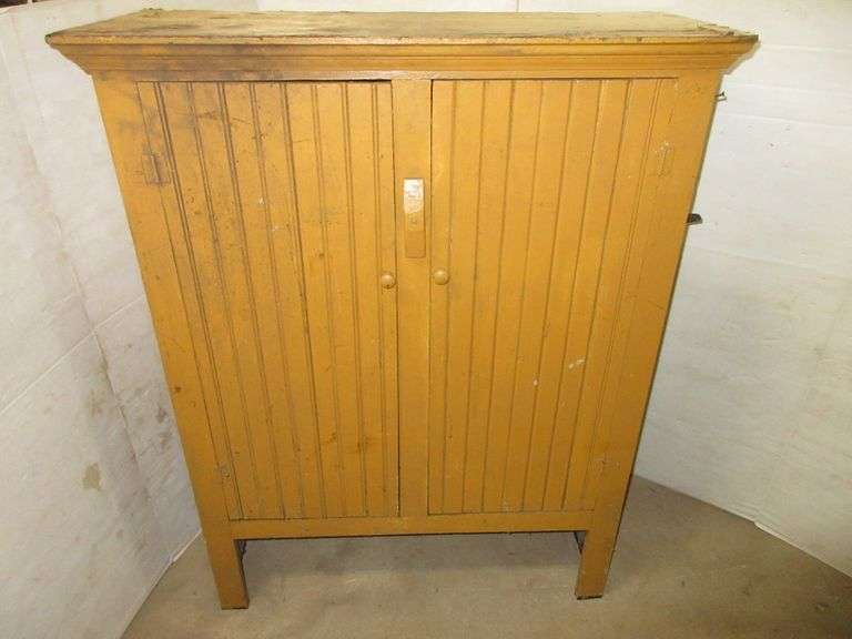 Primitive Beadboard Albrecht Auction Service