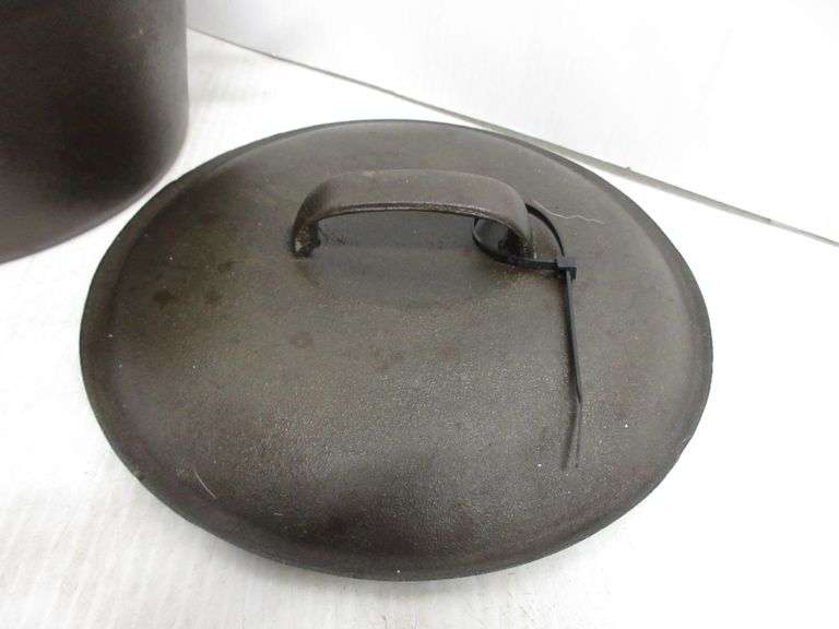 4 1/2Quart Cast Iron Pot with Lid Albrecht Auction Service