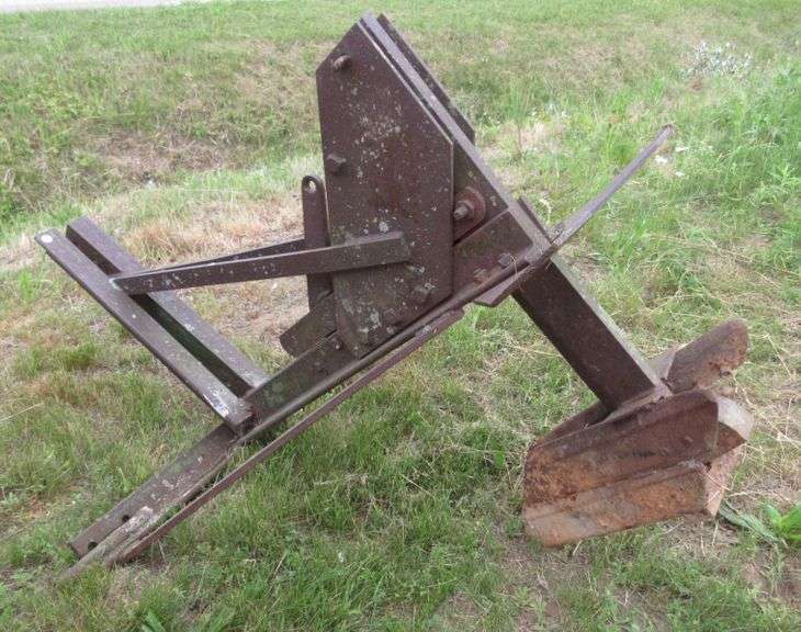 ThreePoint Middle Buster Plow/Furrow, Appears to be John Deere