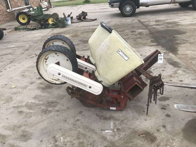 International TwoRow ThreePoint Hitch Planter Albrecht Auction Service
