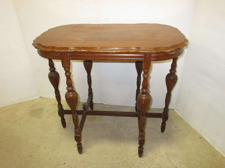 Large Oval Victorian Display Table with Carved Accent Legs Albrecht