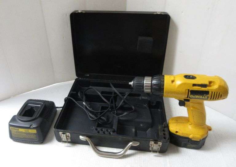DeWALT Cordless Screw Gun, Battery, Charger, and Box Albrecht Auction