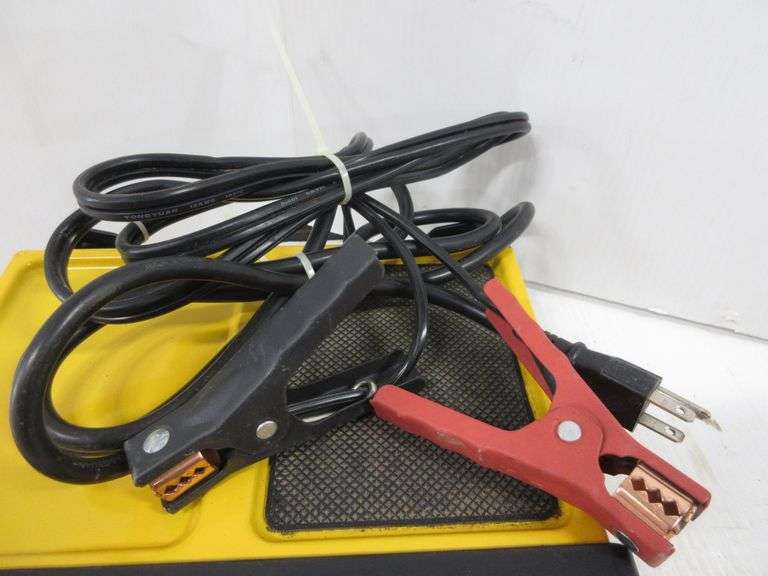 DeWALT 30 AMP Model DXAEC80 Battery Charger with 80 AMP Engine Start