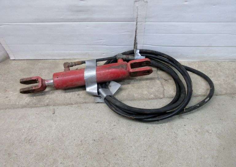 Implement hydraulic cylinder with hoses Albrecht Auction Service