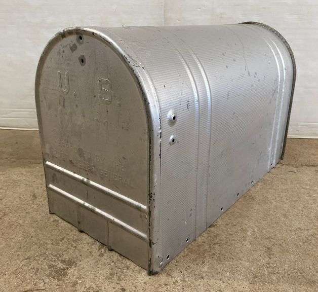 Large country style mailbox, 11 3/4"W x 23 1/4"D x 15"H, flag, pull tab