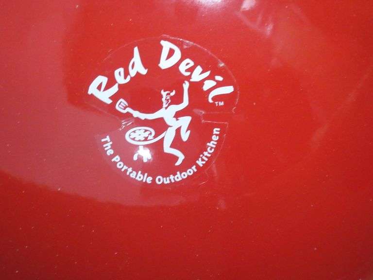 Red Devil portable outdoor kitchen, never used, works off propan