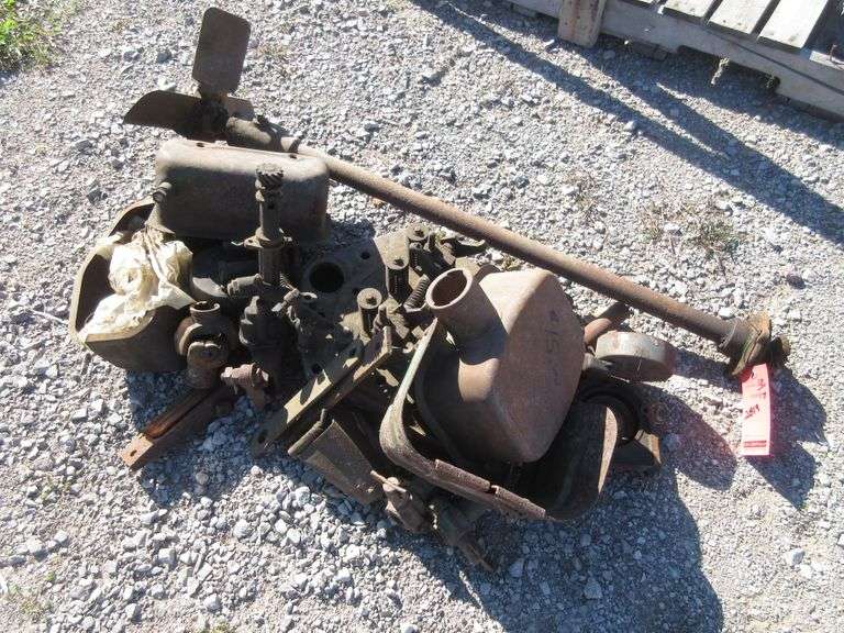 Various 2Cylinder John Deere parts, rusty Albrecht Auction Service