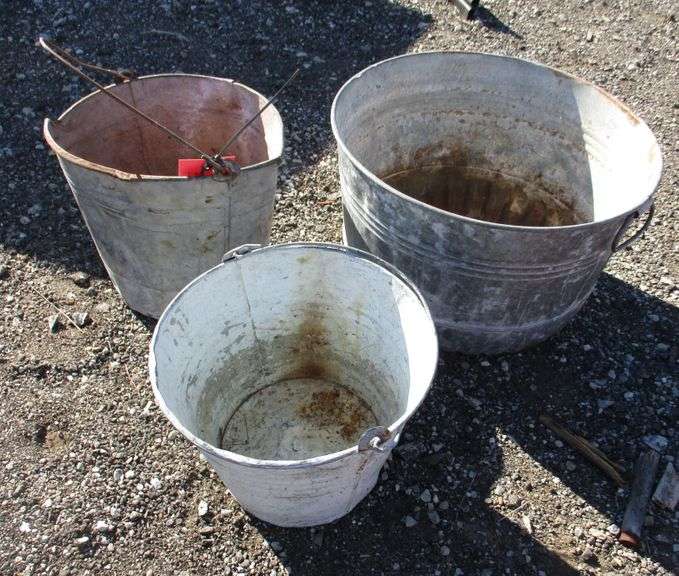Galvanized tub, no leaks; (2) Galvanized pails Albrecht Auction Service