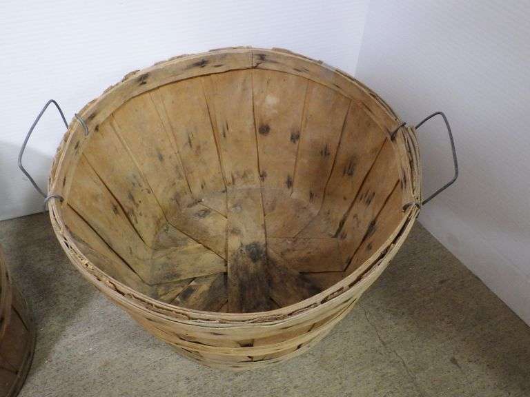(3) 1/2Bushel baskets, used, good Albrecht Auction Service