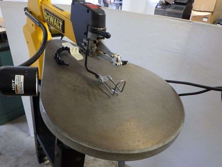 DeWALT 20" scroll saw, DW788 with stand, scroll saw with 20" throat is