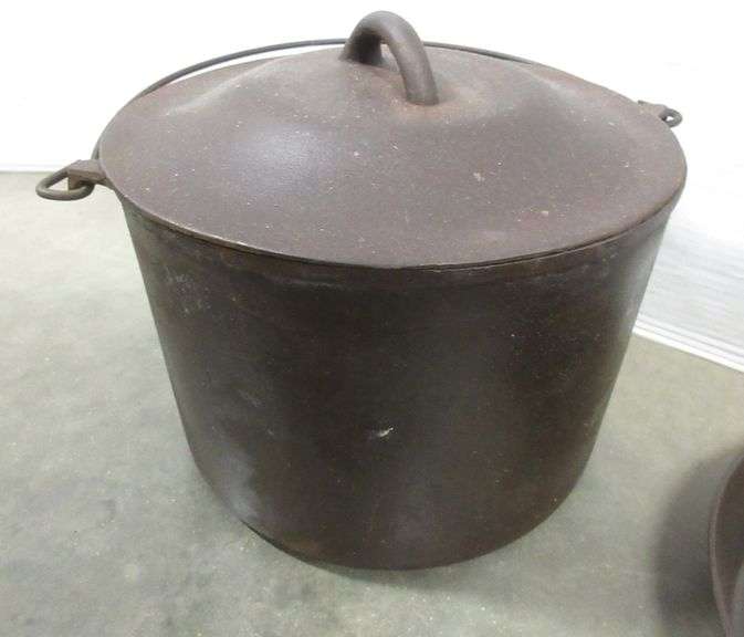 Wagner Ware no. 0 large covered cast iron pot, marked Star on bottom; 8