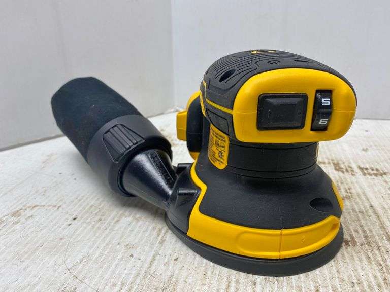 DeWALT DCW210 20V max XR random orbit palm sander, the sanding pad is
