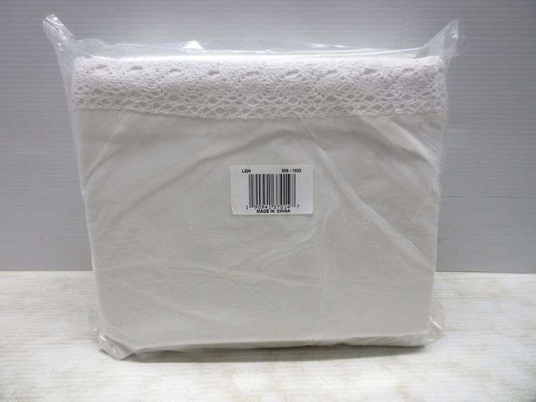 Queen size dacron sheets with cotton lace, NIP Albrecht Auction Service
