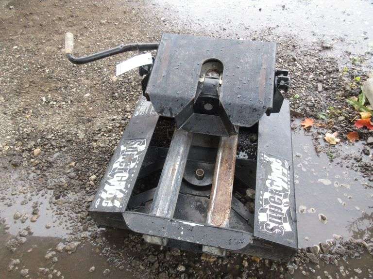 Super Glide fifth wheel hitch, made for short bed pickups, great working condition Albrecht