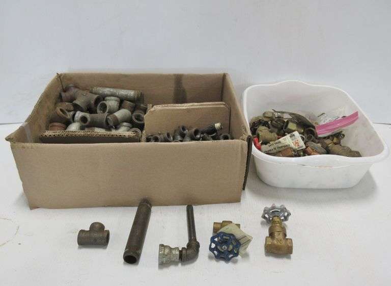 Over (200) Pieces of black pipe and brass/copper parts, includes 1/4