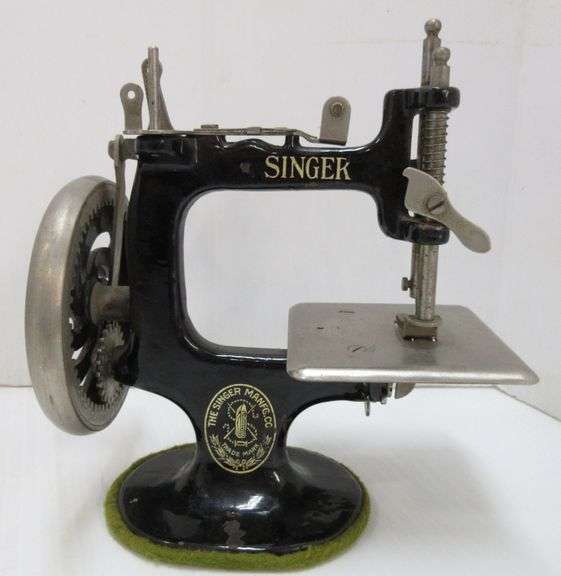 Antique mini Singer sewing machine, works Albrecht Auction Service