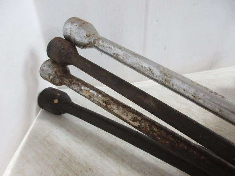 (4) 4Way tire irons, good Albrecht Auction Service