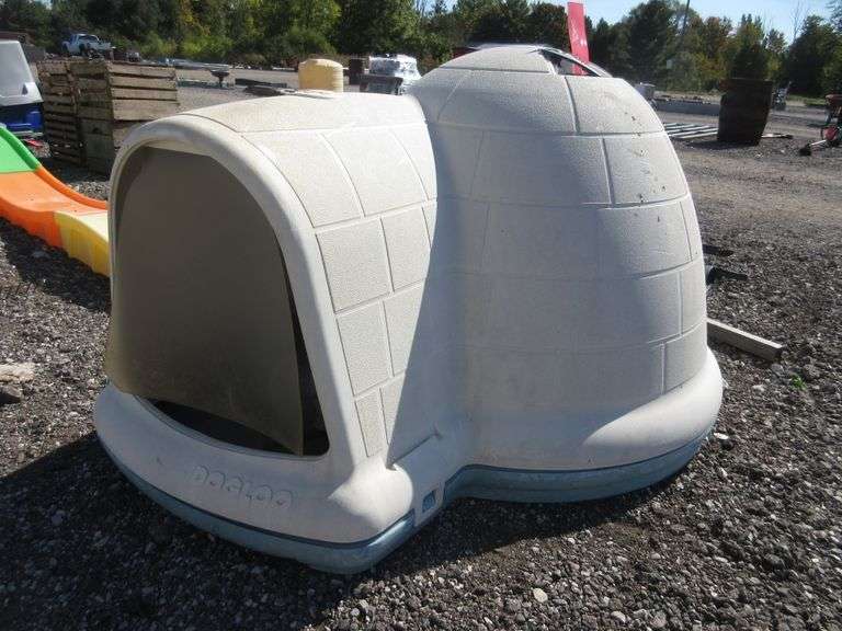 Large Igloo Dog House, with two heating pads, approx. 32"H, top vent