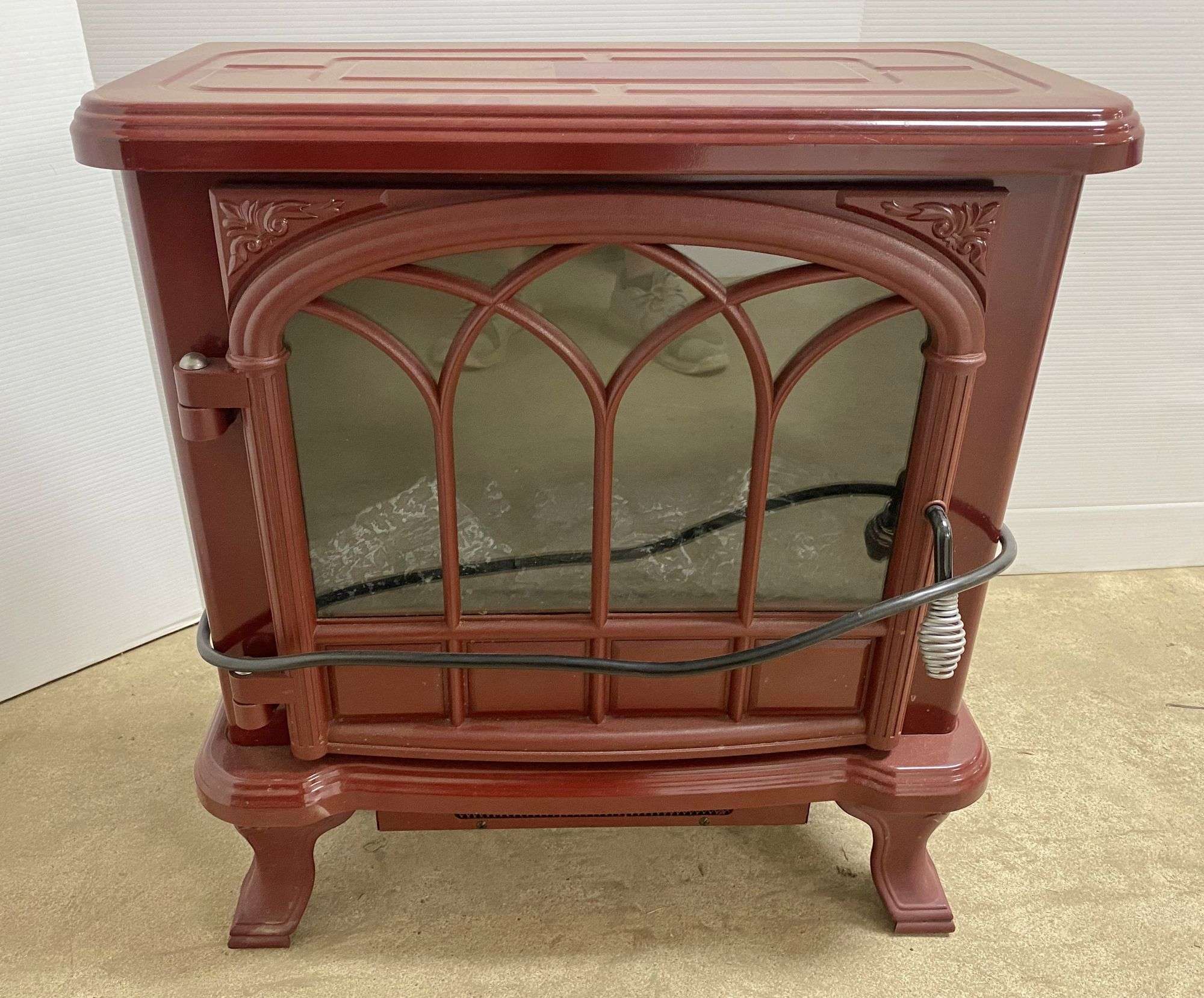 Electric fireplace, model DFS-550-26, 21W x 12D x 23H, works, no issues  - Albrecht Auction Service